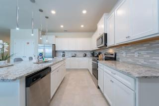 Luxurious New 9BR Villa w Game Room Theater Pool - Davenport - 3