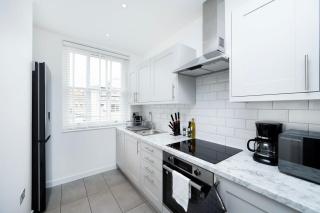 Stylish 3BR Flat in the Heart of Soho London - 8