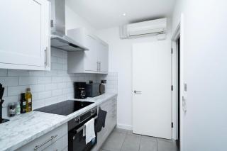 Stylish 3BR Flat in the Heart of Soho London - 4