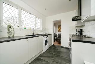 Charming 3BR House With Free Parking and Garden - 7
