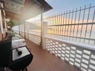 Seaview Mini Chalet by StayCo - DIRECT BEACH ACCESS - 4