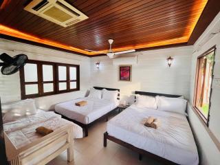 Seaview Mini Chalet by StayCo - DIRECT BEACH ACCESS - 6
