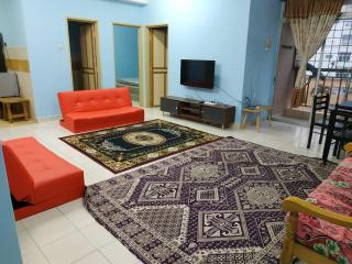 Budget Homestay Mantin Villa with 3 rooms and big swimming pool - Mantin - 2