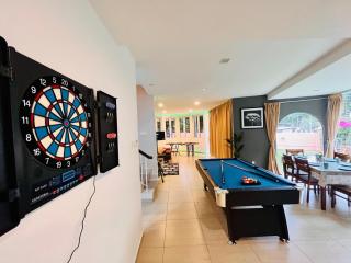Holiday Villa by StayCo- Swimming Pool - Karaoke - BBQ - Event space - 2 mins drive to beach - center of tourist location - Tanjung Bungah - 6