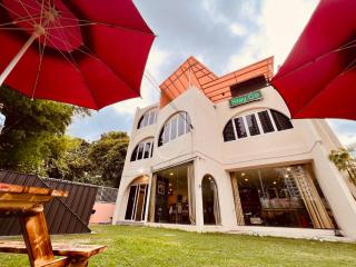 Holiday Villa by StayCo- Swimming Pool - Karaoke - BBQ - Event space - 2 mins drive to beach - center of tourist location - Tanjung Bungah - 0