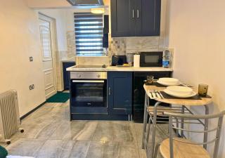 Cosy Getaway For Couples With Free Parking - Liverpool - 3