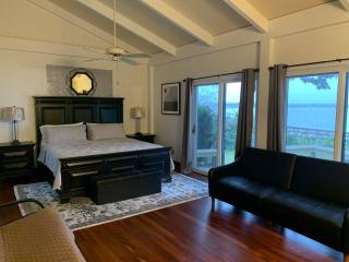 Waterfront! Private Dock! Cottage in the City! - Beaufort - 6