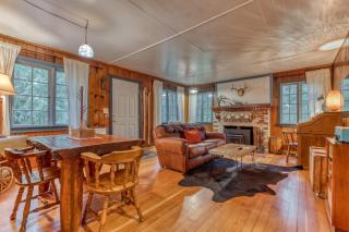 Springbrook · Cozy 2BR Mt. Hood Cabin, Fireplace & Retro Kitchen - Mount Hood Village - 2