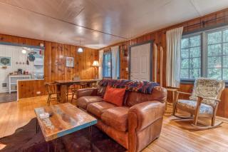 Springbrook · Cozy 2BR Mt. Hood Cabin, Fireplace & Retro Kitchen - Mount Hood Village - 3