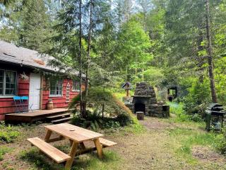 Springbrook · Cozy 2BR Mt. Hood Cabin, Fireplace & Retro Kitchen - Mount Hood Village - 5