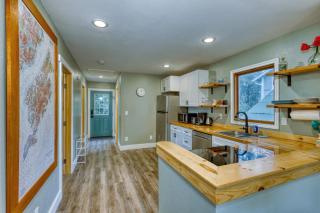 Captivating Coastline 2 BR Retreat with Ocean View - Kodiak - 3
