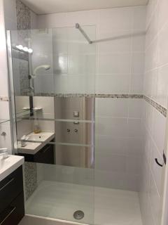 Studio 27m² - centre-ville - parking privé - Tt équipée - 1km Gare TGV - 2