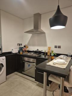 Luxury Romantic Sea View Apartment- إقامة هادئة إطلالة بحرية موقع استثنائي- Manama - 5