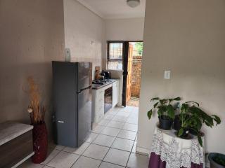 KwaSihle on Boundary is a charming 2 bedroomed unit that accommodates 4 people, situated in a peaceful and secure estate. - Roodepoort - 1