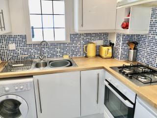 Marina Waves Apartment- Brighton, free parking, patio, ground-floor holiday home, sleeps 3 - Brighton & Hove - 4