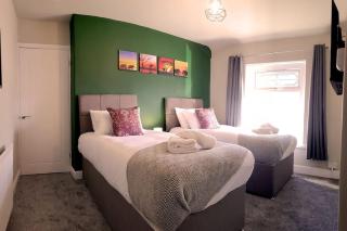 4 Bed - Parking - Near M4 - Ideal for Workers - 5