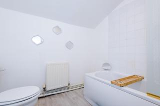 A Comfortable 1-Bedroom Apartment - Sleeps 2 - 4