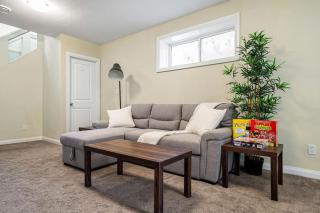 Edmonton 5BR Home near the Henday – 2 Living Rooms, King Bed, Sleeps 12 - 6