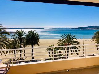 Appartement T3 lumineux traversant totalement neuf en face de la plage Front de mer vue sur les iles Vue mer panoramique assurée Résidence de la plage centre ville du Lavandou 3eme étage avec ascenseur Appartement T3 - Le Lavandou - 9