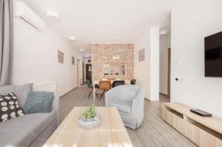 Bright Top Floor Home with Parking - Budapest - 2
