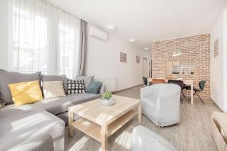 Bright Top Floor Home with Parking - Budapest - 5
