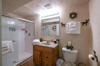 Fully loaded, 12 beds, cool bunk room, hot tub! - 4