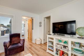 Quaint Sur La Mer Cottage with Deck, Fire Pit - Seaside - 4