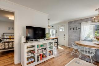 Quaint Sur La Mer Cottage with Deck, Fire Pit - 3