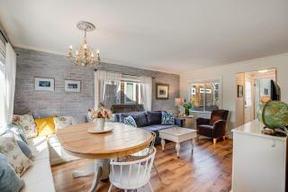 Quaint Sur La Mer Cottage with Deck, Fire Pit - Seaside - 1