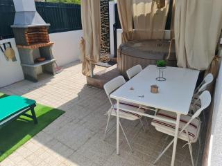 "Linda's Guest House" Beach House with Private Patio & Hot Tub, 3 Min from the Beach - Costa da Caparica - 0