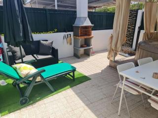"Linda's Guest House" Beach House with Private Patio & Hot Tub, 3 Min from the Beach - Costa da Caparica - 2