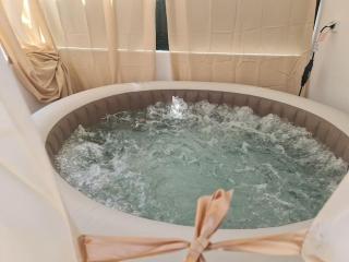 "Linda's Guest House" Beach House with Private Patio & Hot Tub, 3 Min from the Beach - 9