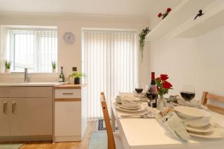 Stylish 3 Bed, 3 Bath, Garden & Drive for 2 cars - Colne - 9