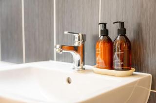 Stylish 3 Bed, 3 Bath, Garden & Drive for 2 cars - Colne - 7