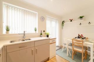 Stylish 3 Bed, 3 Bath, Garden & Drive for 2 cars - Colne - 5