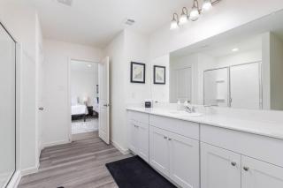 Modern Family Home near TCU, Fort Worth Stockyards by HomeStayPros - Edgecliff Village - 6