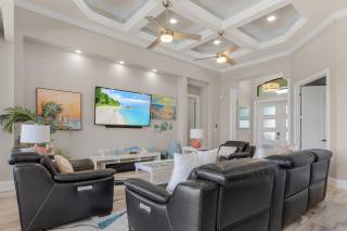 Gulf Access, Putting Green, Outdoor Kitchen, Heated Pool & Spa & MORE! - Villa Captain's Quarters - Matlacha - 3