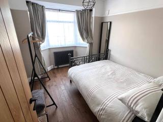 Spacious 3 bed APT sleeps 5 near Bournemouth Beach - 4