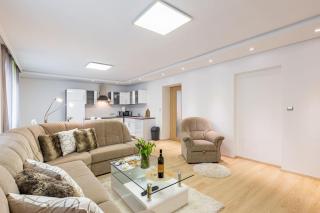 Urban Retreat Near Old Town - Nivy - 0