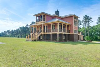 7 Mi to Downtown Fitzgerald Spacious Home with Deck - Fitzgerald - 0