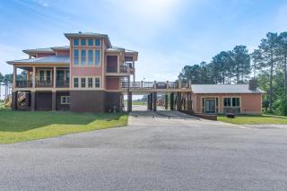 7 Mi to Downtown Fitzgerald: Spacious Home w/ Deck - 7