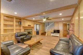 Lake Access and Pool Spacious Freeport Home! - Freeport - 2