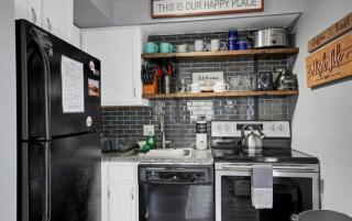 NEW- Lovely 2-Bdr2Bath Gatlinburg Condo with resort indoor pool hot tub Wi-fi, great location - Gatlinburg - 1