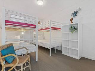 2 Bedroom Unit with Sea Views at Alexandra Headlands - Alexandra Headland - 3