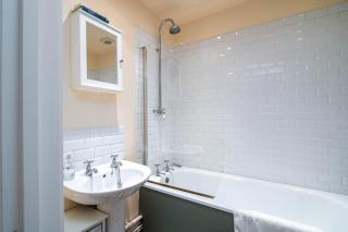 GuestReady - Former Pub-Turned-One Bedroom Flat - London - 8