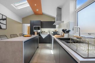 4-BR Luxurious Spacious Stylish House with Parking, Central Bolton, Links to Manchester, Sleeps 11 - WORK CONTRACTORS SPECIAL OFFER! - by Blue Puffin Stays - Farnworth - 5