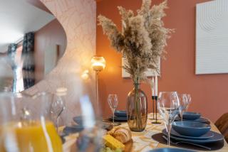 4-Bedroom Stunning Luxe, Spacious & Stylish Design House Bolton, Sleeps 11, with Parking Central Bolton, Links to Manchester, Pet-Friendly, Best For Groups! WORK CONTRACTORS and SUMMER SPECIAL OFFER! - by Blue Puffin Stays - Farnworth - 4
