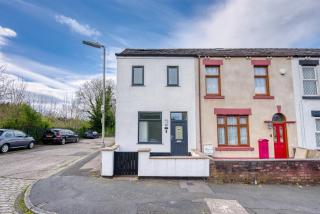 4-Bedroom Stunning Luxe, Spacious & Stylish Design House Bolton, Sleeps 11, with Parking Central Bolton, Links to Manchester, Pet-Friendly, Best For Groups! WORK CONTRACTORS and SUMMER SPECIAL OFFER! - by Blue Puffin Stays - Farnworth - 3