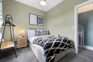 4-BR Luxurious Spacious Stylish House with Parking, Central Bolton, Links to Manchester, Sleeps 11 - WORK CONTRACTORS SPECIAL OFFER! - by Blue Puffin Stays - Farnworth - 9
