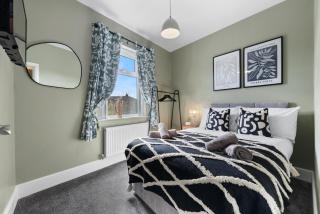 4-Bedroom Stunning Luxe, Spacious & Stylish Design House Bolton, Sleeps 11, with Parking Central Bolton, Links to Manchester, Pet-Friendly, Best For Groups! WORK CONTRACTORS and SUMMER SPECIAL OFFER! - by Blue Puffin Stays - Farnworth - 9